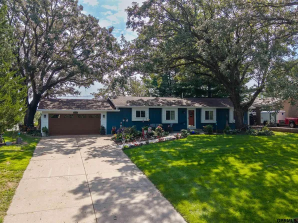 9109 Bellvue Dr, Plattsmouth, NE 68048