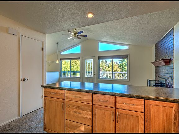 4th image of 687 Cranberry Dr