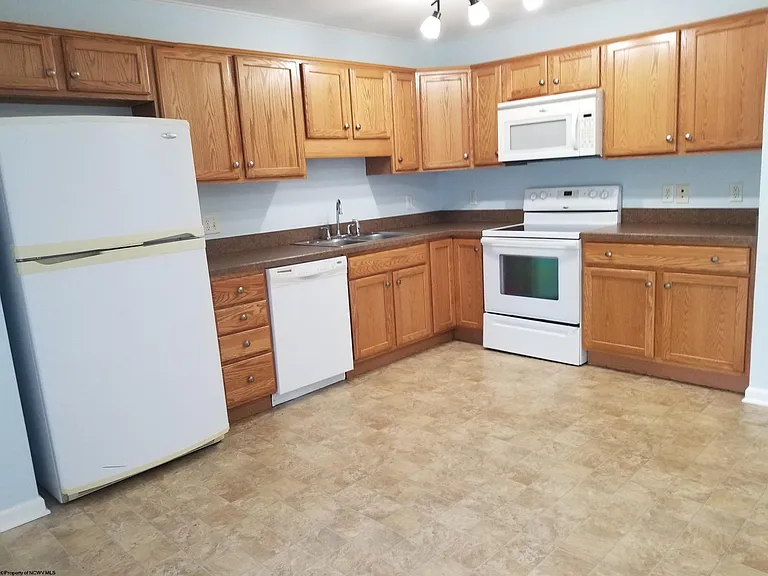 136 Barrington Ct — Photo 8