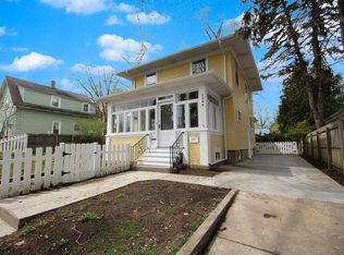 1044 Augusta Ave, Elgin, IL 60120