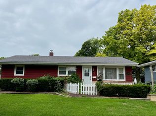 746 N Edgelawn Dr, Aurora, IL 60506