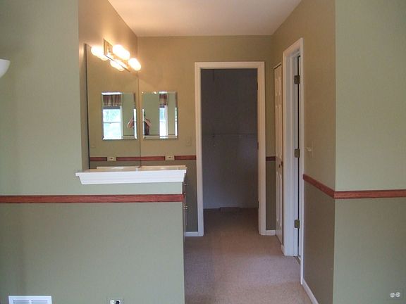 master bedrooms suite with 2 sinks, large walkin clst and seperate shower