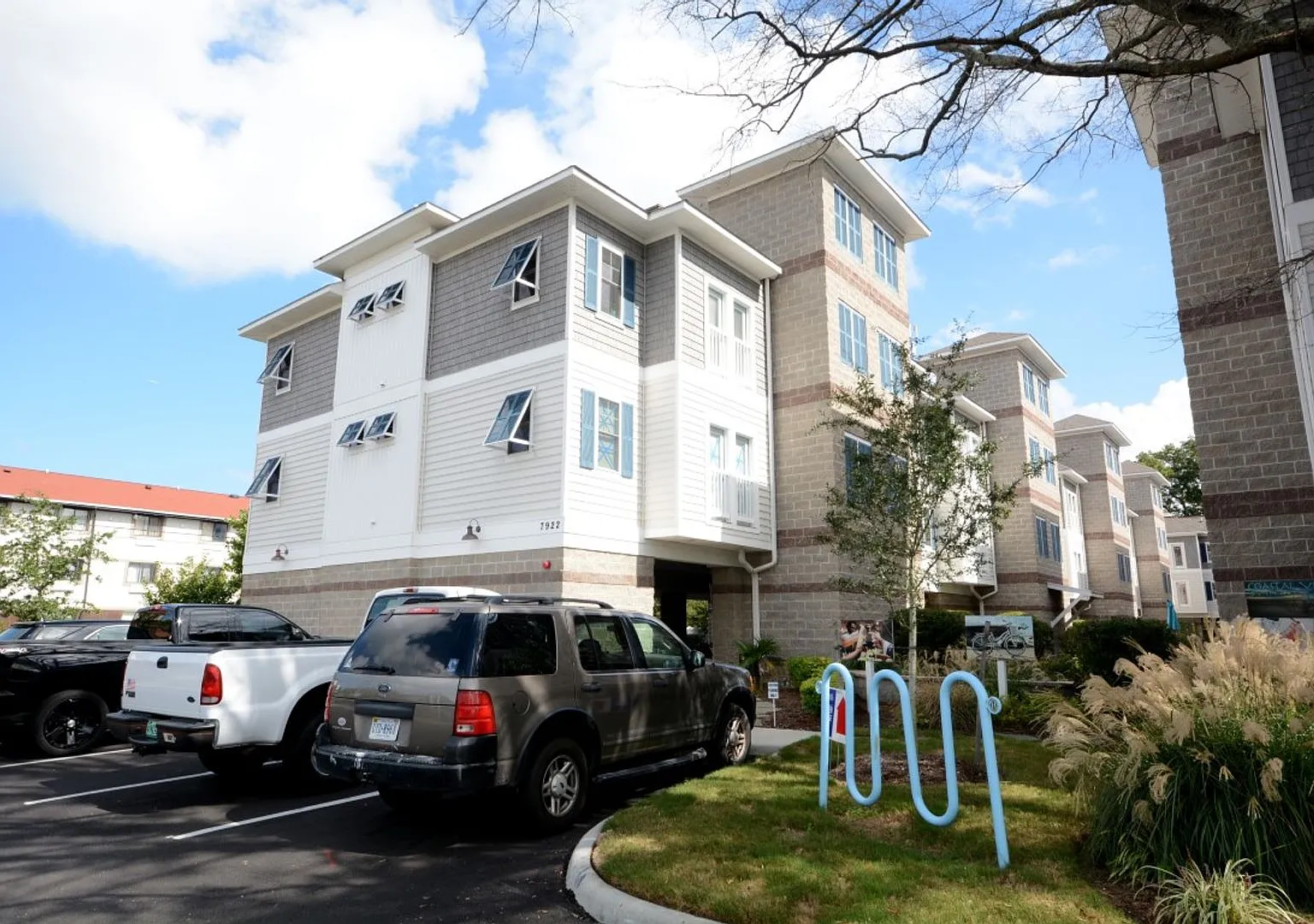 Stunning third floor condo in Coastal Villas featuring 2 bedrooms and 2 full baths! — Photo 3
