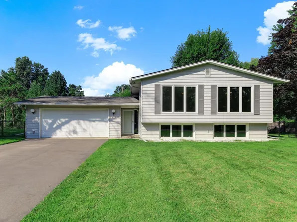 455 Black Oaks Ln N, Plymouth, MN 55447