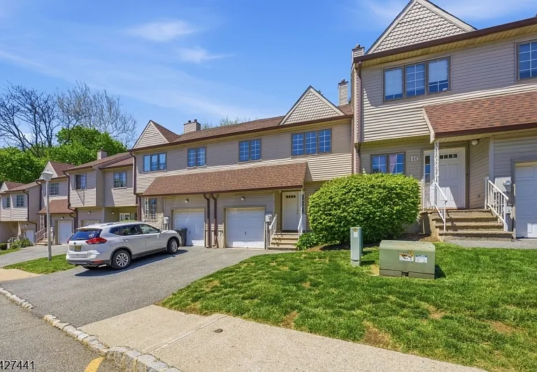11 Deer Hill Ct — Photo 1