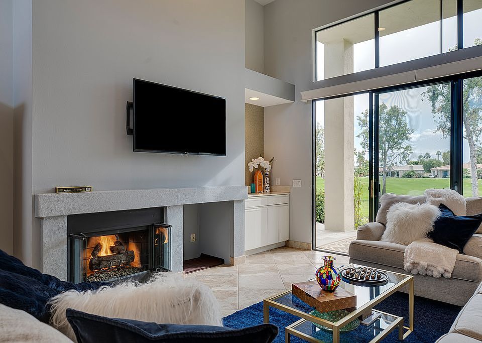 Livingroom w/ SW Views