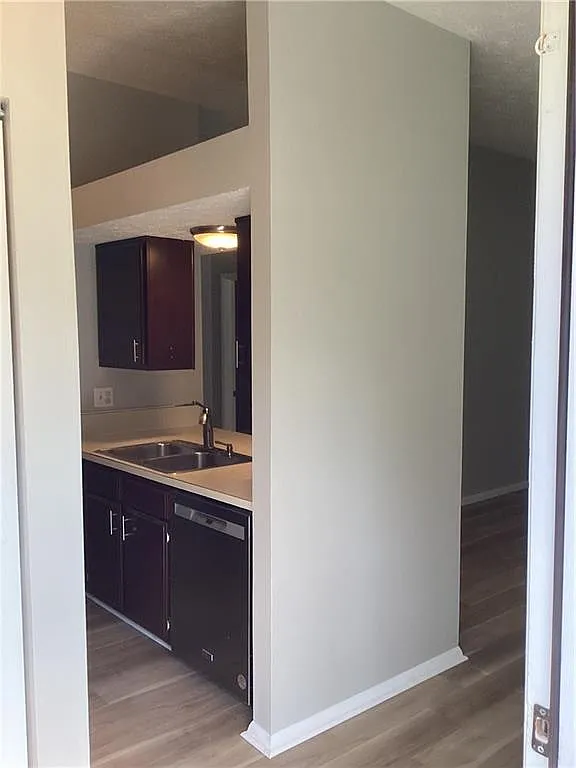 2 bed, 970 sqft, $1,700 — Photo 2