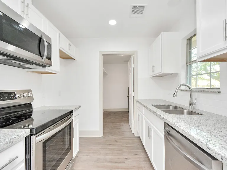 1501 Maiden Ln — Photo 10