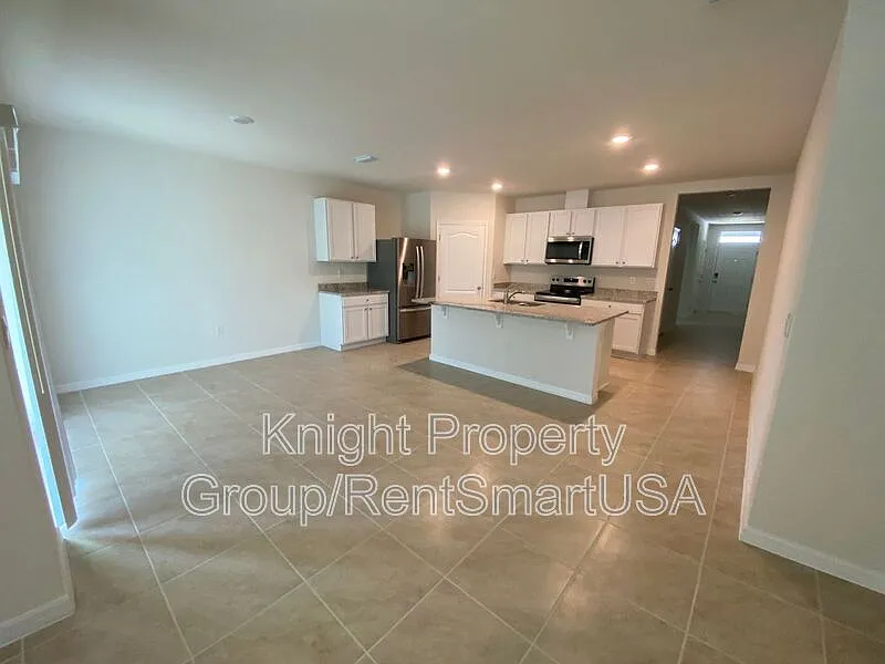 4 bed, 2.0 bath, 1828 sqft, $2,495 — Photo 4