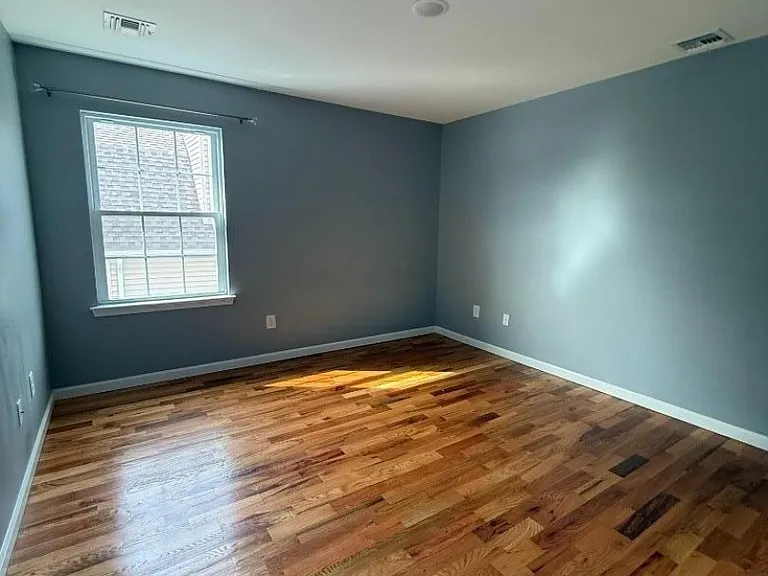 546 S Park St — Photo 12