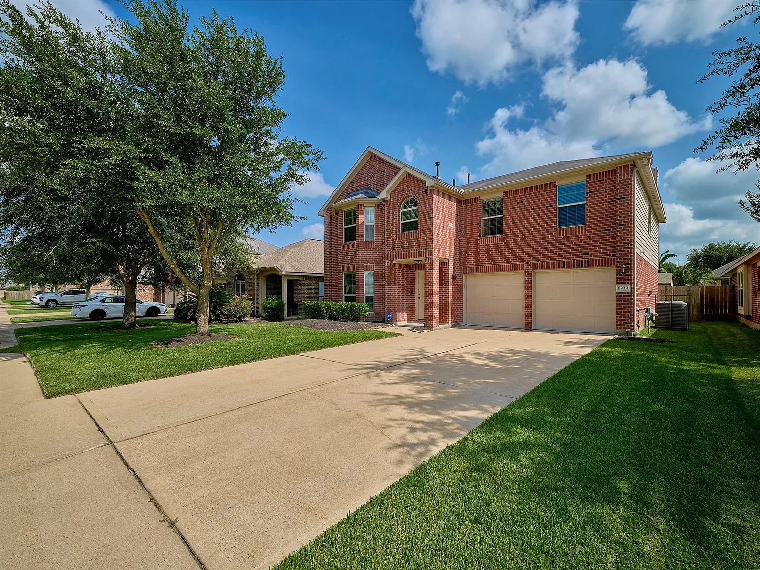 4 bed, 2.5 bath, 2683 sqft, $2,400 — Photo 2