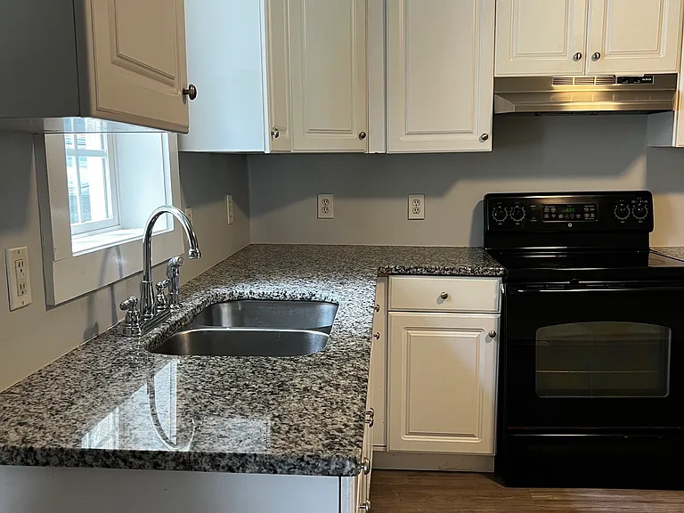206 E College St — Photo 8