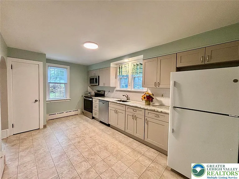 221 E Chestnut St — Photo 6