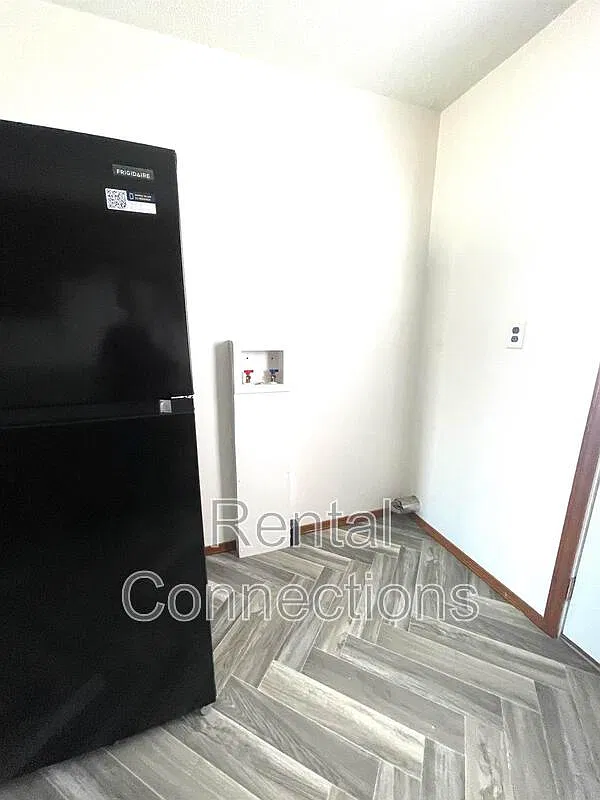 2 bed, 1.0 bath, $800 — Photo 2