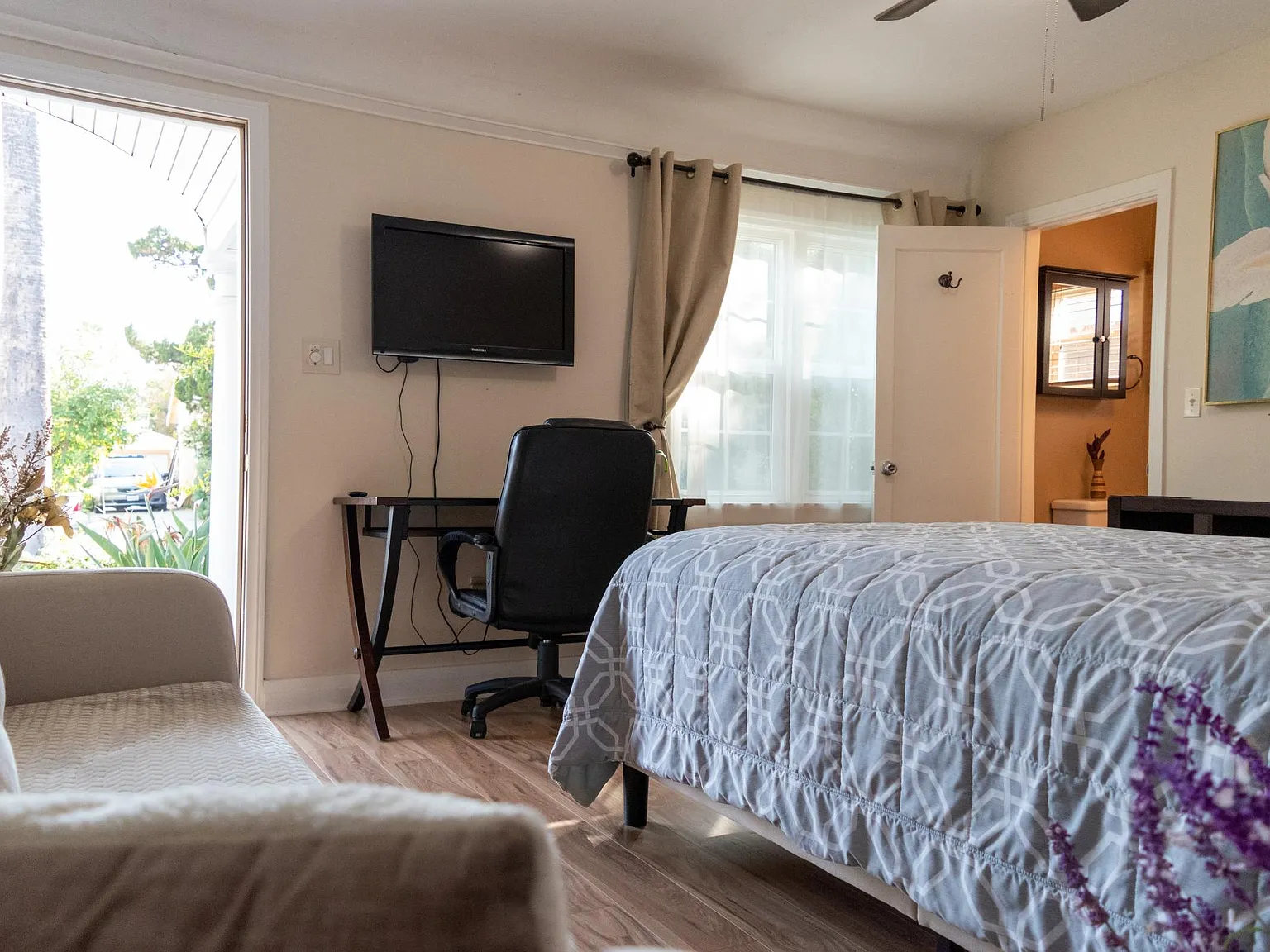 Studio, 250 sqft, $1,548 — Photo 4