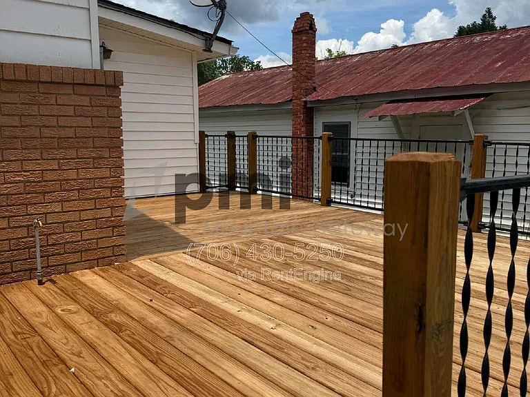 319 Oak Ave #B — Photo 2