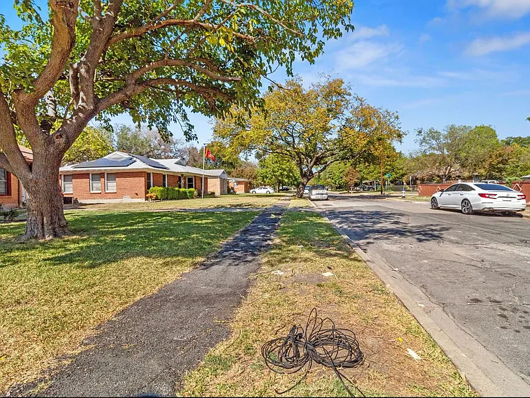 10911 Visalia Dr — Photo 22