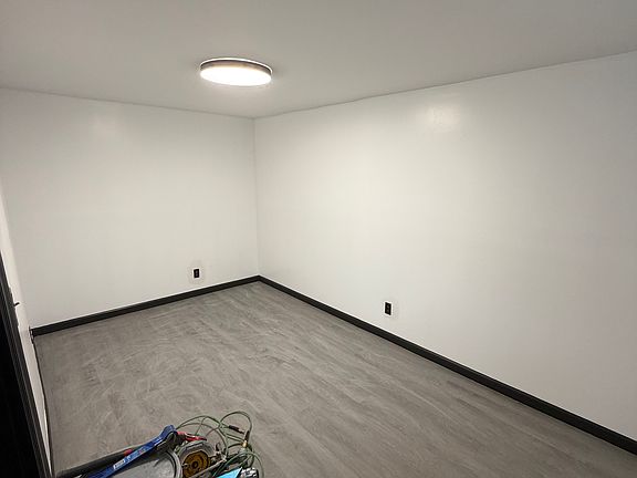 4th image of 302 Owen St