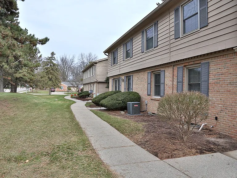 REMODELED Townhouse 1375
