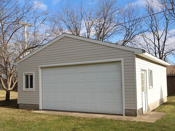 2nd image of 2911 Emerald Dr