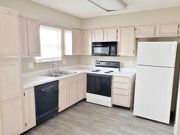 3rd image of 200 NE Sunshine St