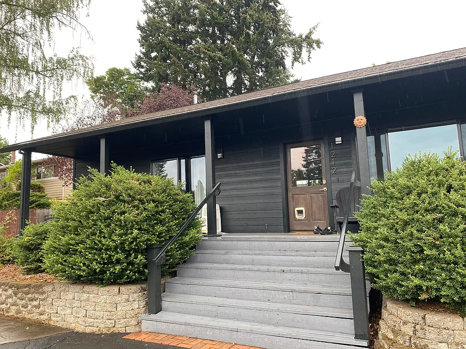 1212 Nix Dr