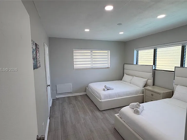 10004 E Bay Harbor Dr #10 — Photo 2