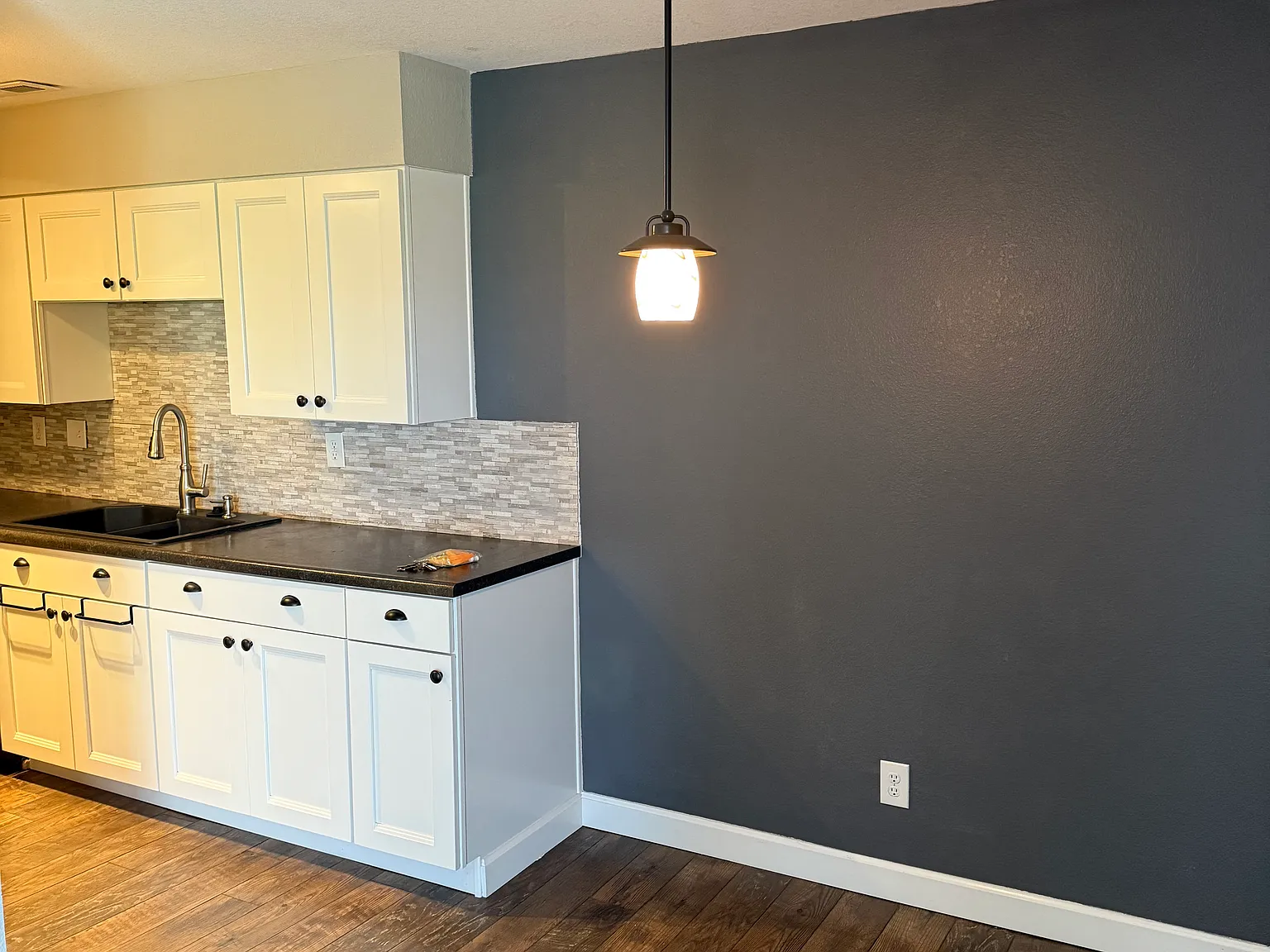1 bed, 700 sqft, $1,000 — Photo 3