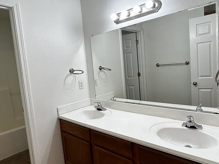 1899 W Stone St #3 — Photo 14