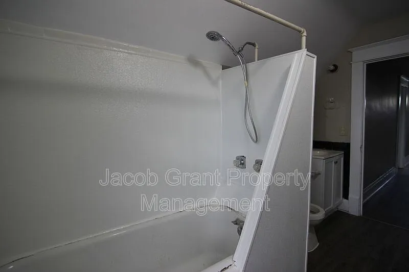 2 bed, 1.0 bath, 880 sqft, $850 — Photo 2