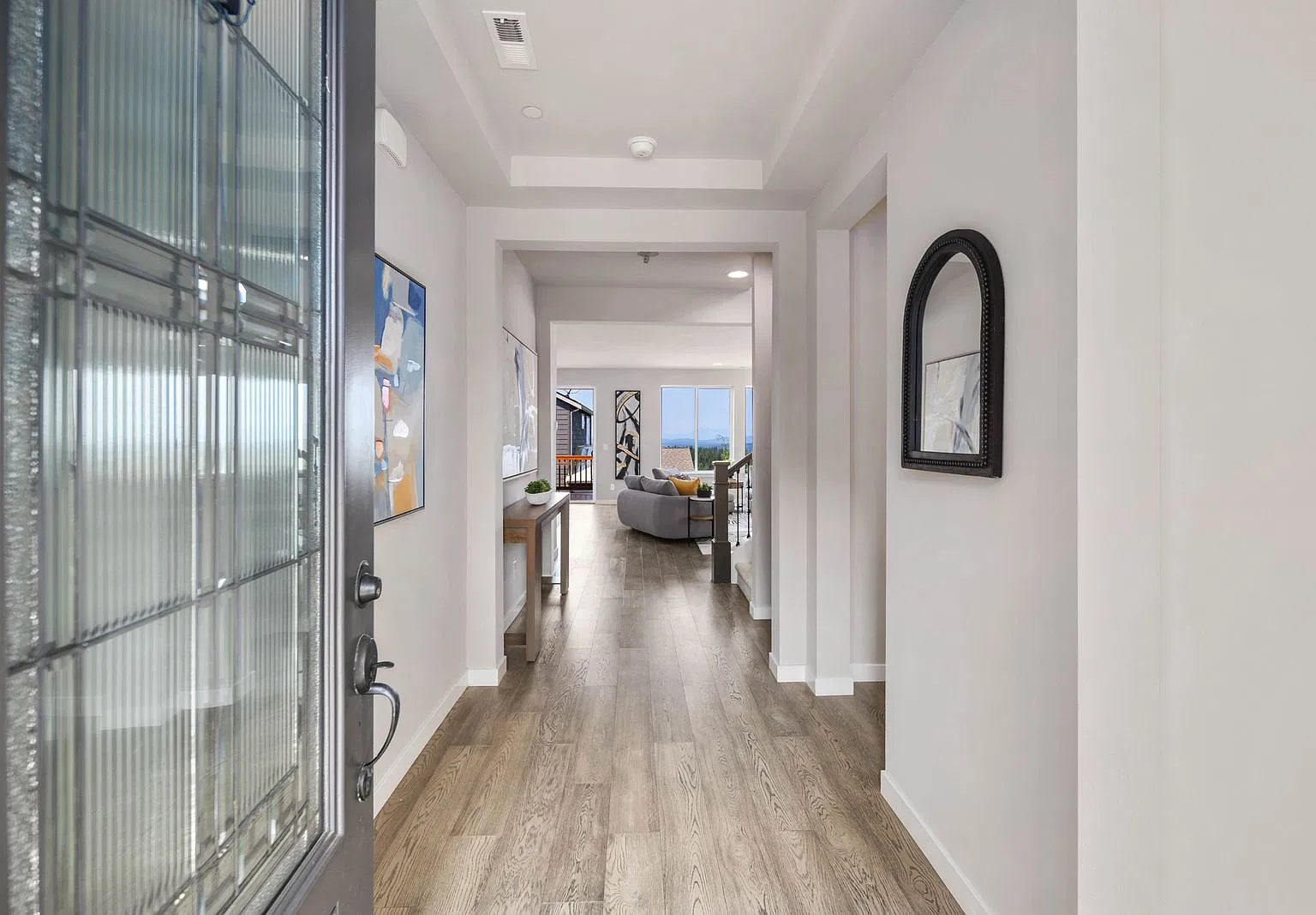5 bed, 3680 sqft, $5,200 — Photo 2