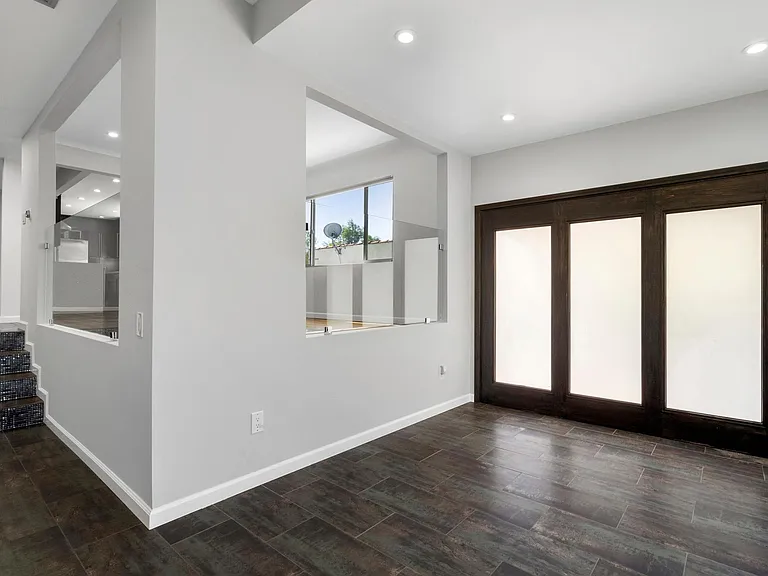 3084 Saint George St — Photo 3