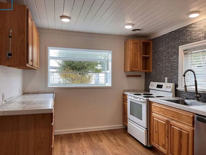 4 bed, 1.0 bath, $2,395 — Photo 4