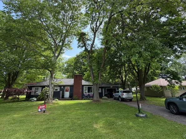 18 Woodline Dr, Penfield, NY 14526