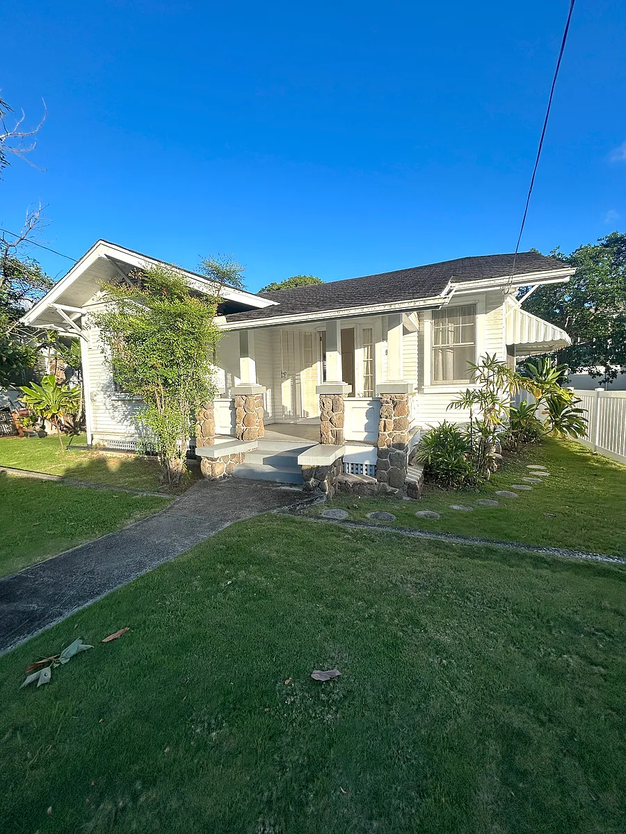 Building Photo - E Manoa Rd
