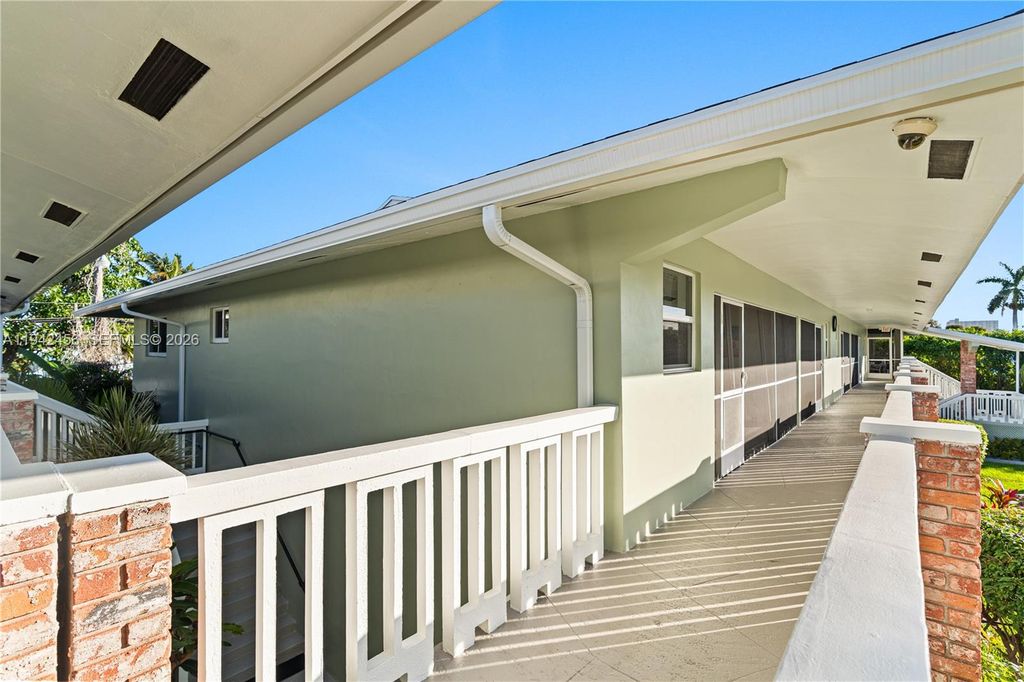 2541 NE 11th St APT 212, photo 2