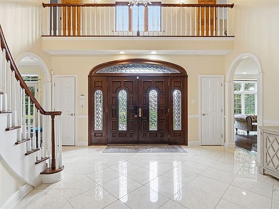 3rd image of 105 Lantern Cir