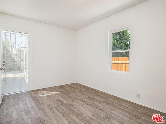 5th image of 3957 S Van Ness Ave