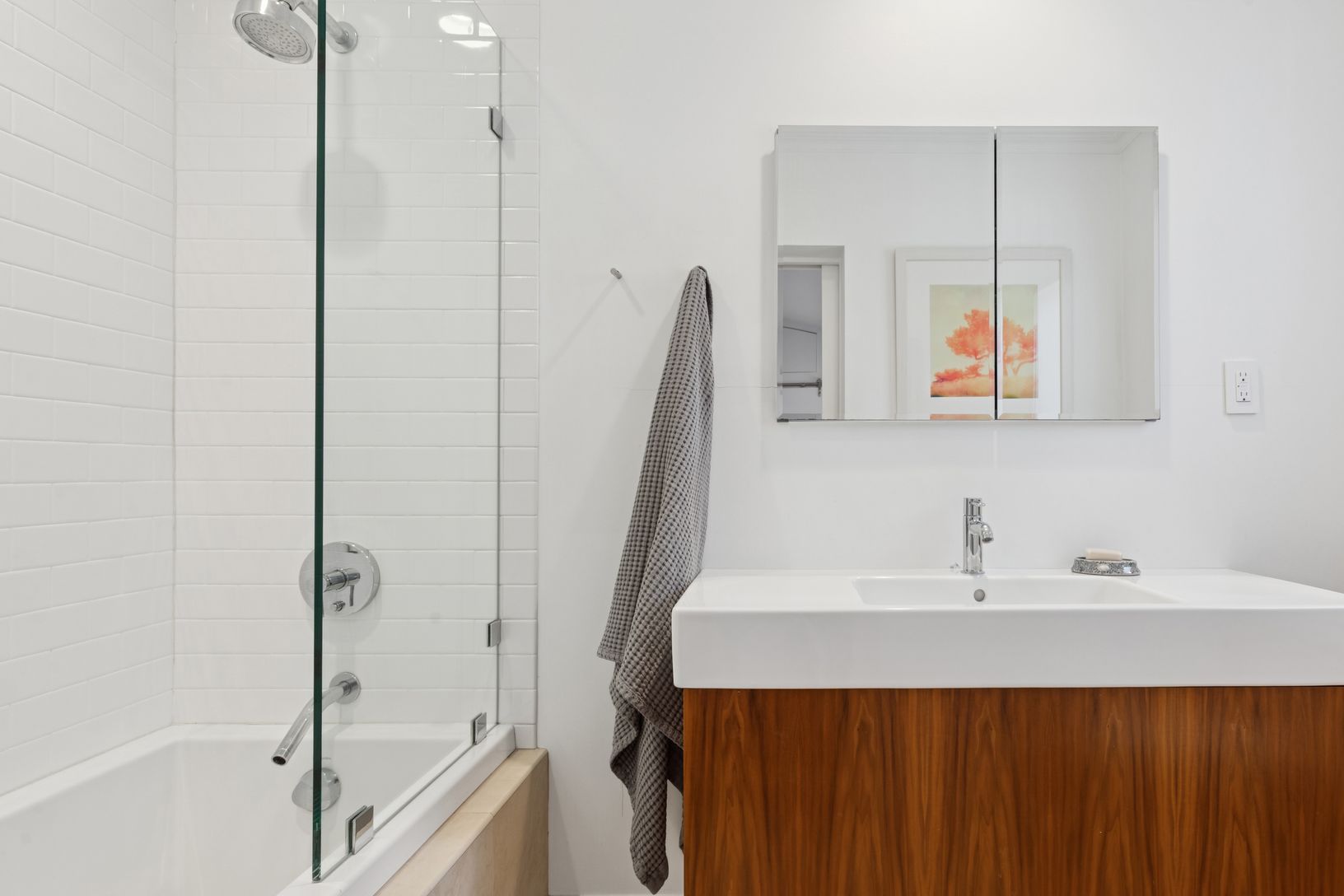  first floor primary bath with tub/ shower