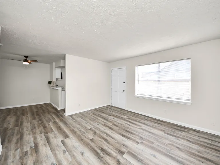 2110 Melbourne St — Photo 13