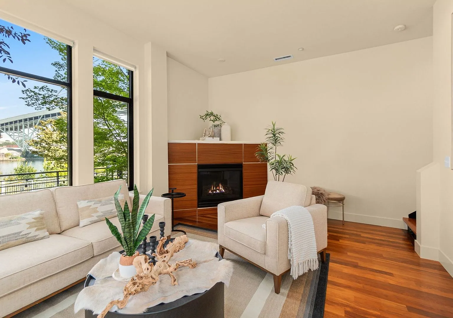 Riverfront Pearl District Townhome | Dual Primary Suites | 3 Decks | Private 2-Car Garage — Photo 4