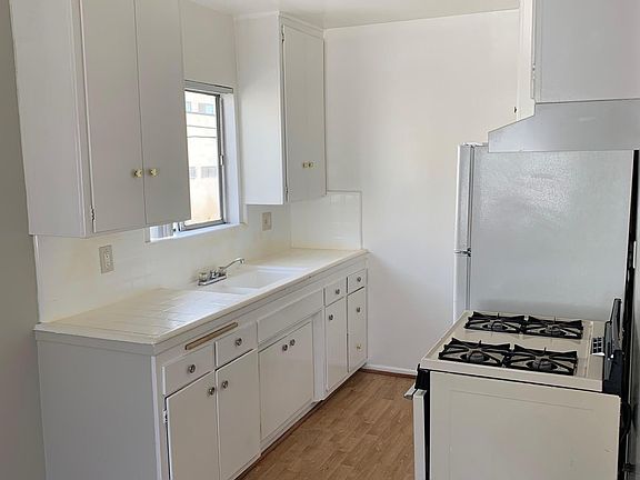 4th image of 826 S Gramercy Pl #9