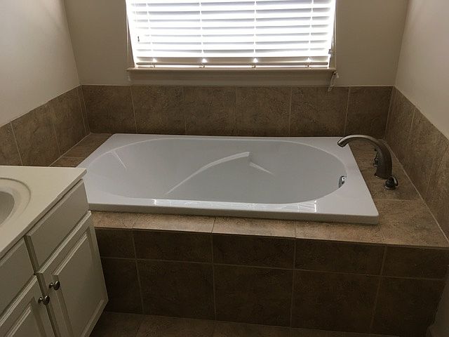 Master bath tub