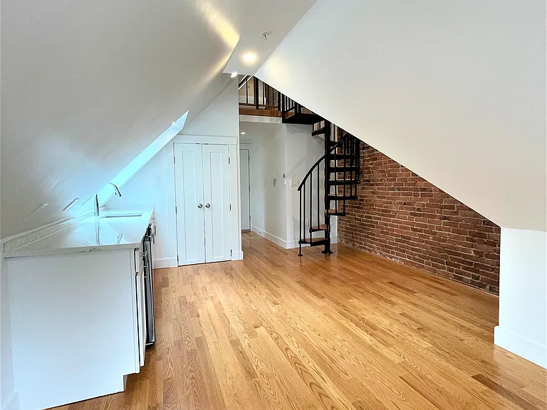29 Green St #14 — Photo 7
