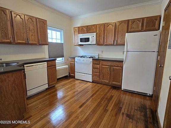 5th image of 904 Bergh St #1
