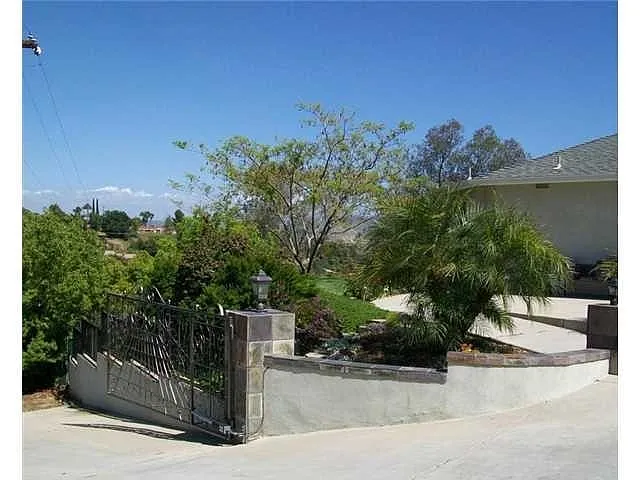 Building Photo - 450 Lost Oak Ln