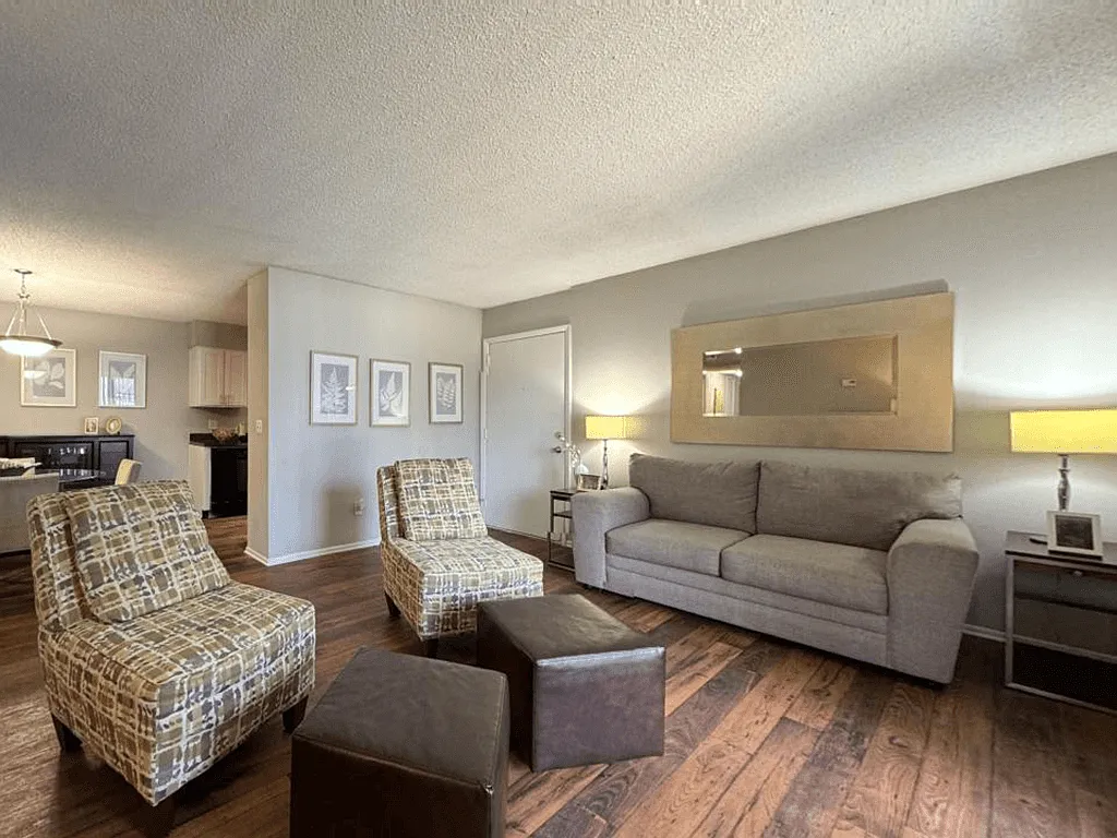 Quail Hollow Apartments — Photo 4