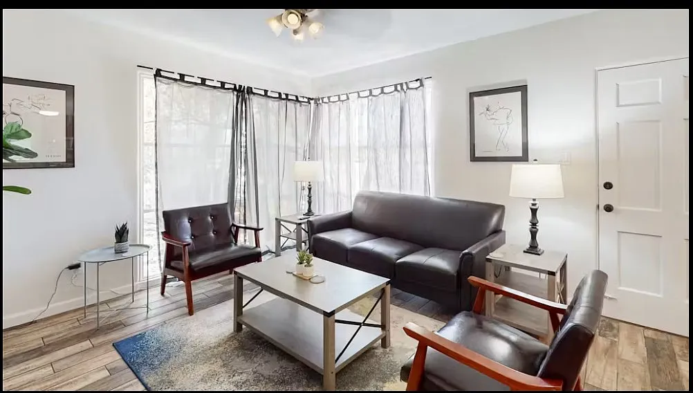 3 bed, 1351 sqft, $3,200 — Photo 2