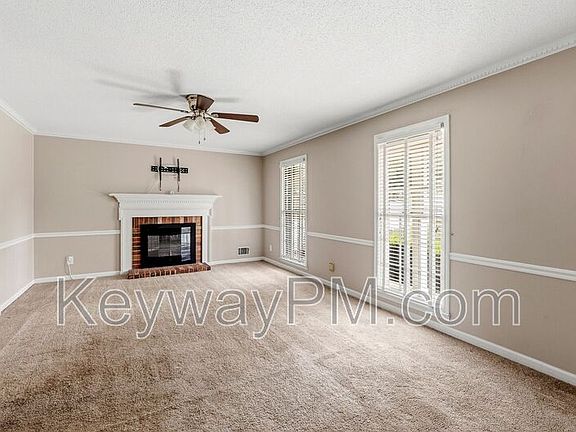 4th image of 792 Greenwood Dr