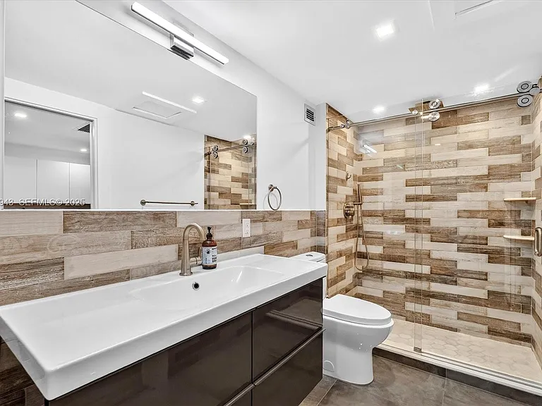 2301 Collins Ave #714 — Photo 14
